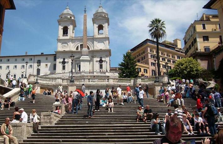 Roma’da turiste merdiven yasağı