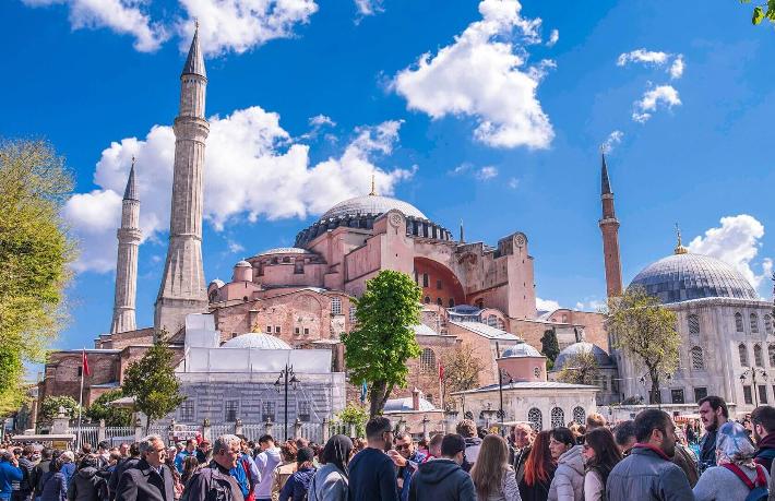 Ayasofya'da biletler pahalıydı, turistler kazançlı çıkacak