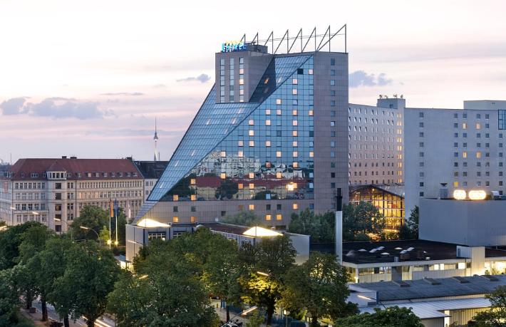 Berlin’in tarihi Estrel oteli yeniden inşa ediliyor