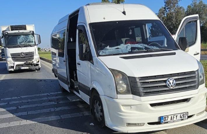 Antalya’da tır ile otel servisi çarpıştı: 8 yaralı