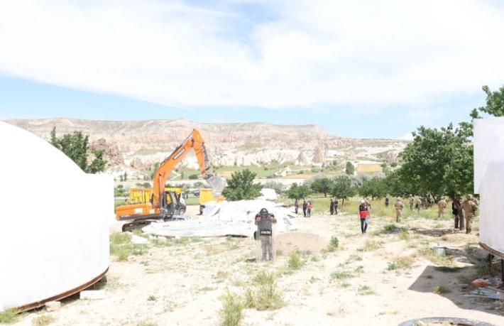 Kapadokya'da 4 katlı kaçak otel, 11 iglo ve 2 betonarme kaçak yapı yıkıldı