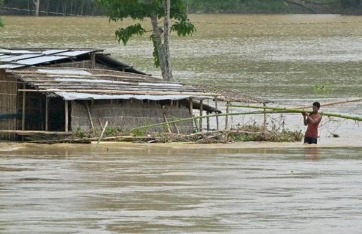 Hindistan’da sel felaketi... 2 bin 400 turist mahsur kaldı