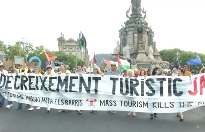 Barselona'da binlerce kişi aşırı turizmi protesto etti