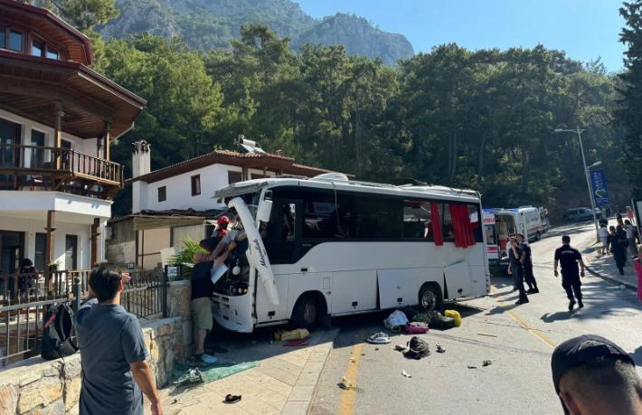 Tur otobüsü kazası... 1 kişi yaşamını yitirdi, 3'ü ağır 28 yaralı