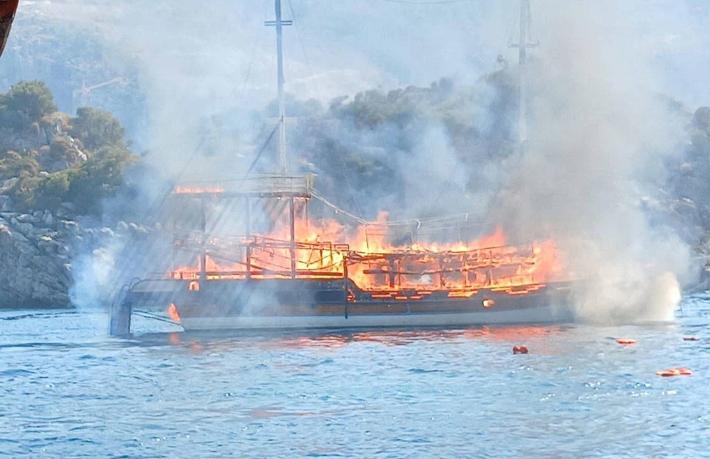 Marmaris'te tur teknesinde yangın... 7 yaralı