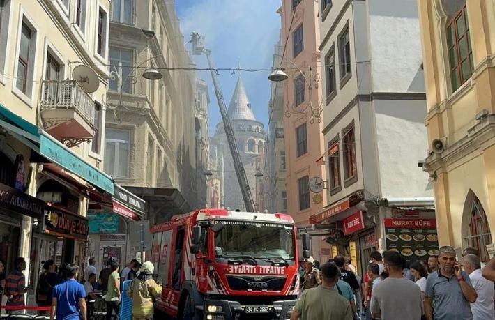 Beyoğlu Galata’da 5 katlı otelde korkutan yangın