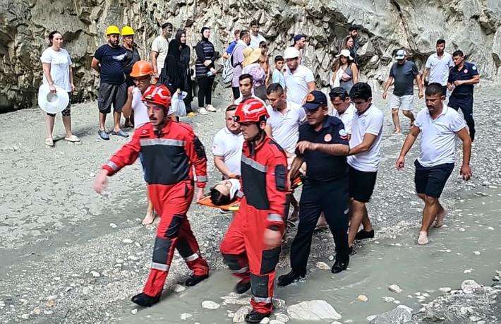 Saklıkent Kanyonu'nda turist kafilesinin üzerine taş düştü