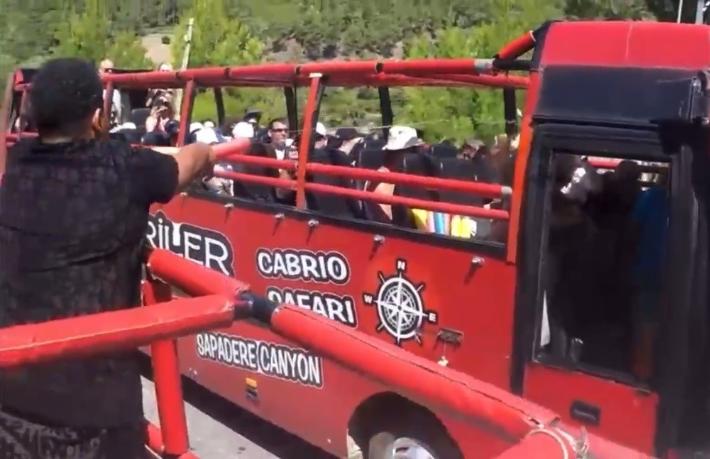 Turist dolu safari aracının sürücüsü, su savaşına katılınca kaza yaptı