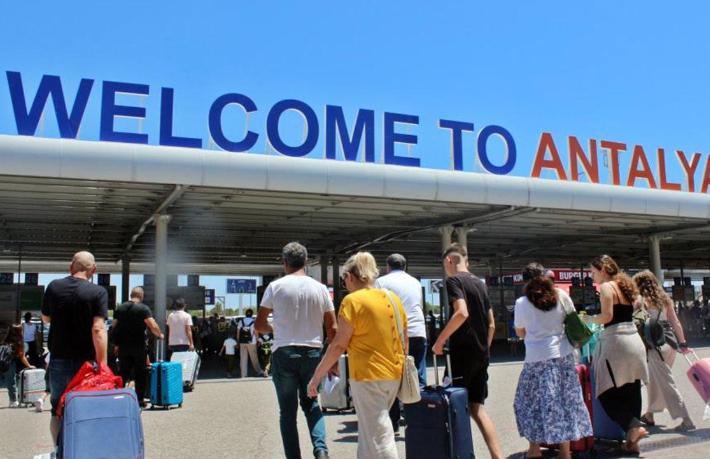 Antalya’ya 8 ayda gelen turist sayısı açıklandı