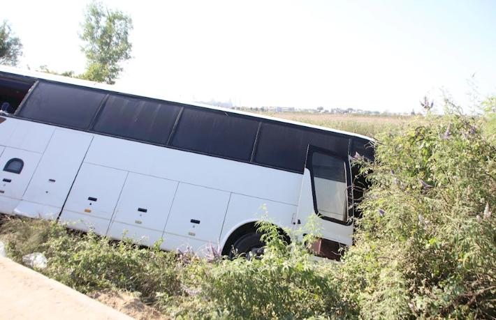 Antalya'da otel personelini taşıyan otobüs şarampole uçtu