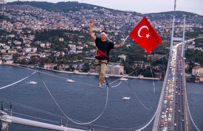 İstanbul Boğazı’nda tarih yazdı... İki kıta arasını ip üstünde yürüyerek geçti