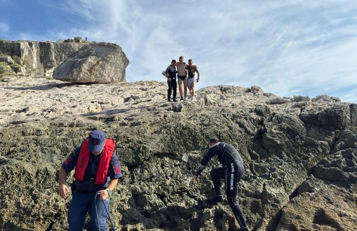 Rus turistler kayalık alanda mahsur kaldı