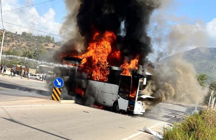 Antalya'da turist taşıyan midibüs bir anda alev topuna döndü