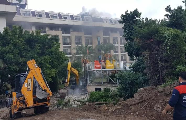 Antalya’da otel yangını… Turistler camda kurtarılmayı bekledi