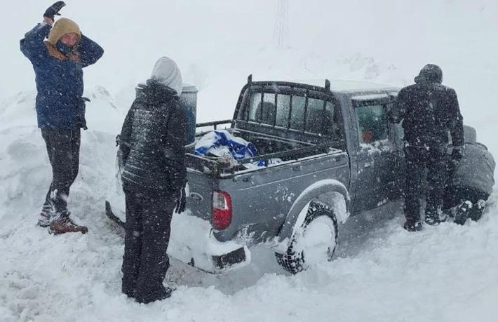 Artvin'de karda mahsur kalan 3 Fransız turisti köy halkı kurtardı