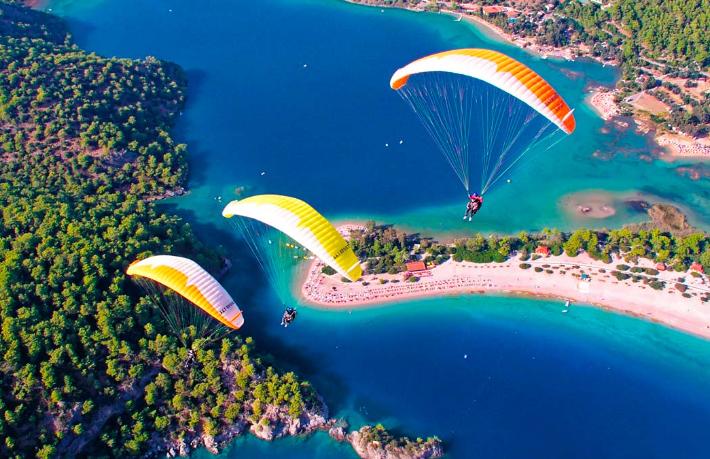 Restoranda yemek yiyen turistlerin üzerine paraşütçü düştü... 3 yaralı