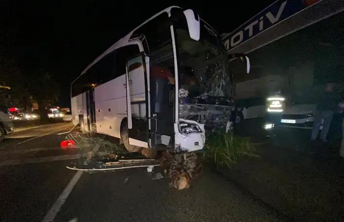 Tur otobüsü otomobille çarpıştı... 20 yaşındaki sürücü hayatını kaybetti