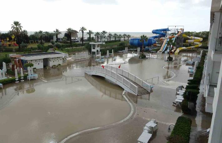 Antalya’da 5 yıldızlı oteli su bastı... 500 turist tahliye edildi