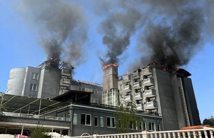 Antalya'da otel yangını... Odalar kullanılamaz hale geldi