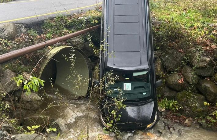 Sakarya'da turistleri taşıyan minibüs dereye uçtu... 3 yaralı