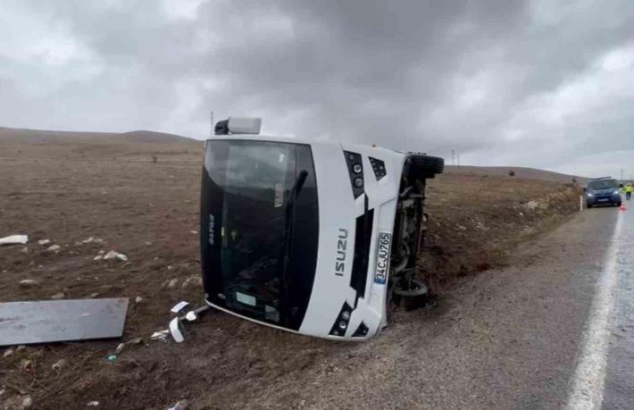 Çinli turistleri taşıyan otobüs devrildi... Yaralılar var