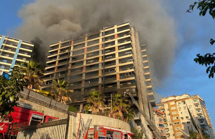 Alanya'da otel inşaatında yangın... Mahsur kalan işçiler kurtarıldı