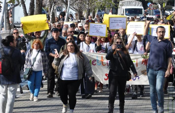 Halk, cezaya rağmen inşaata devam eden Simpaş'a karşı ayaklandı