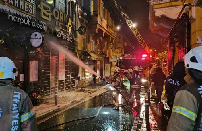 Beyoğlu’nda korkutan otel yangını