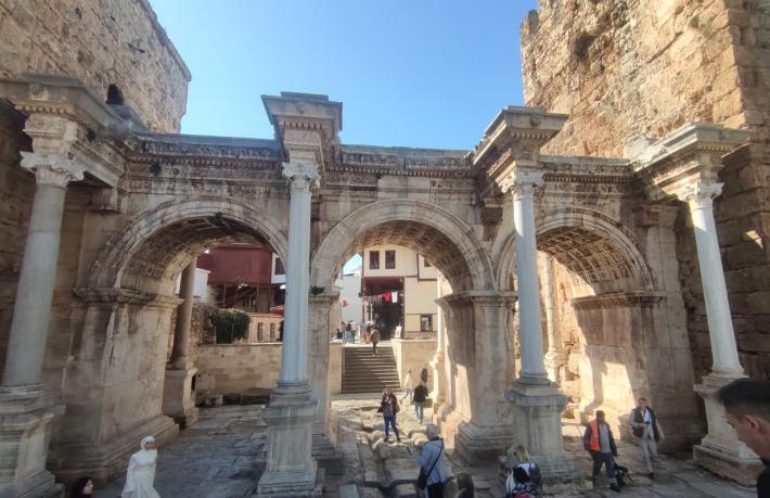 Antalya'nın tarihi Hadrian Kapısı, turistlerin gözdesi oldu