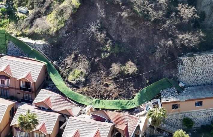 Artvin'deki heyelanda otelin bazı bölümleri yıkıldı