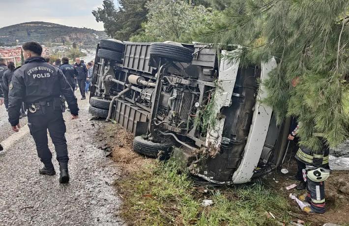 Otel servisi devrildi... 12 yaralı