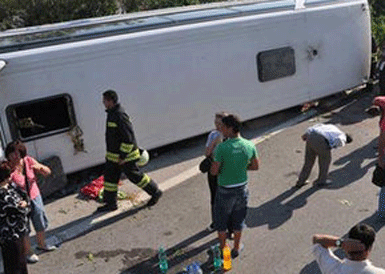 Tur otobüsü dağa çarptı, 11 turist yaralandı...