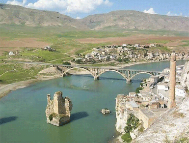 Hasankeyf'te, ağır iş makineleriyle kazı şoku...