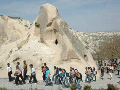 Göreme'yi bir günde üç bin kişi ziyaret ediyor...