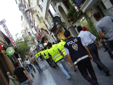 Taksim'de masa toplayan zabıtaya kurşun...