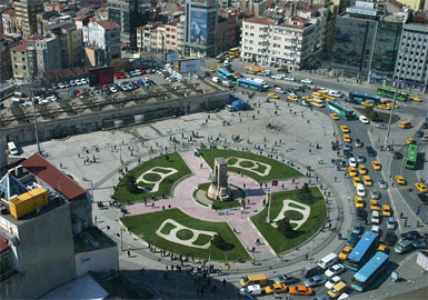 Taksim Meydanı, trafikten arındırılıyor...